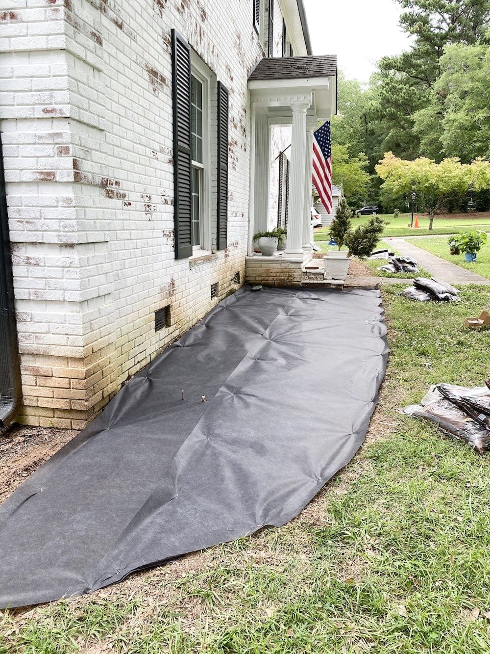 DIY Flower Bed Makeover | A step-by-step DIY tutorial to take your flower beds from drab to fab to increase curb appeal, plus all the best tools to get the job done.