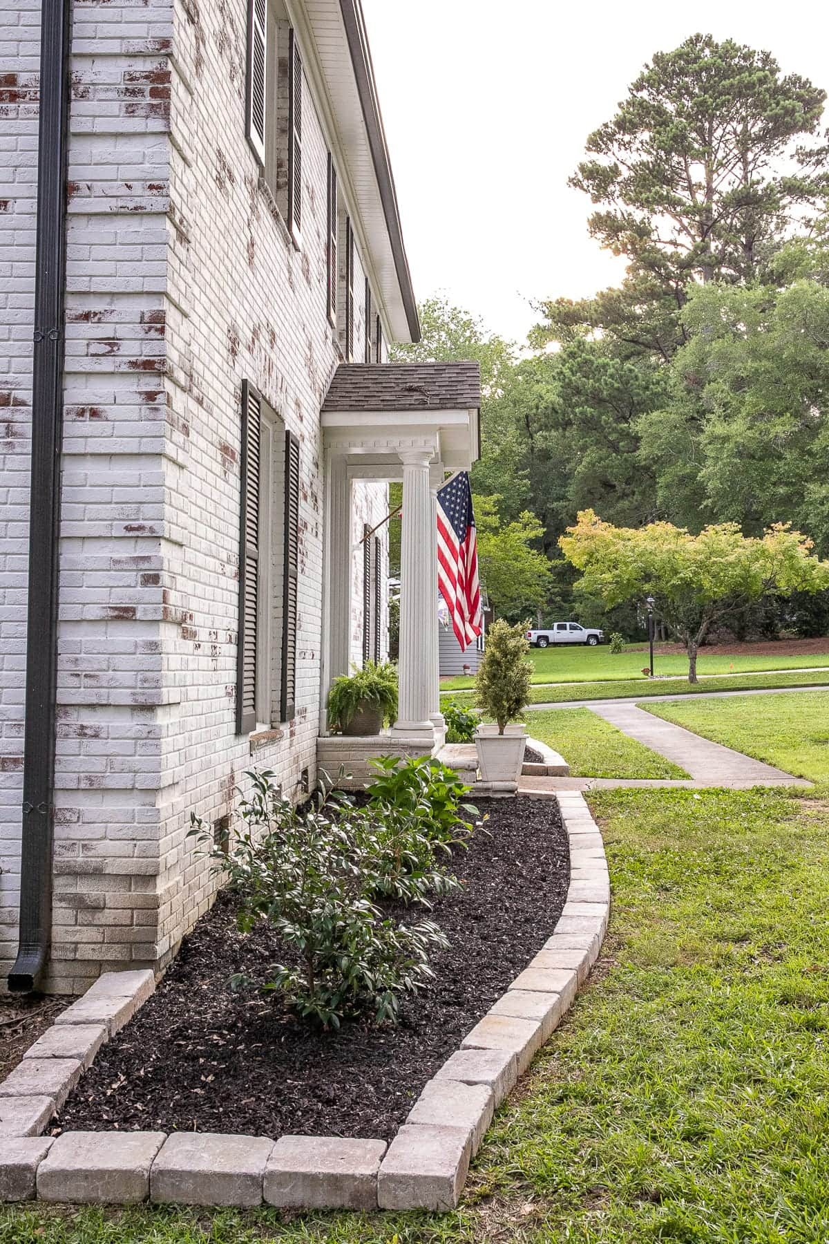 DIY Flower Bed Makeover | A step-by-step DIY tutorial to take your flower beds from drab to fab to increase curb appeal, plus all the best tools to get the job done.
