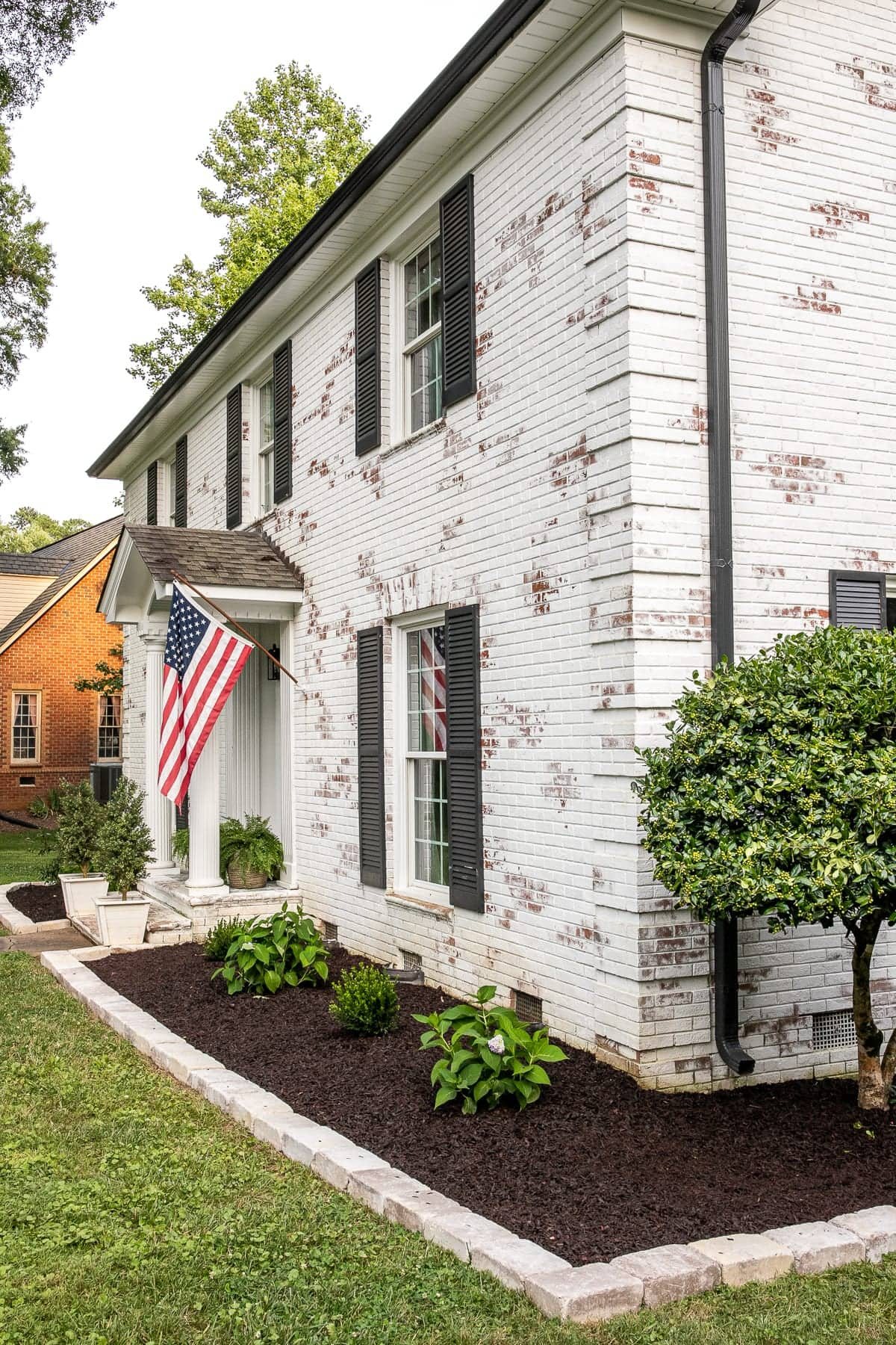 DIY Flower Bed Makeover | A step-by-step DIY tutorial to take your flower beds from drab to fab to increase curb appeal, plus all the best tools to get the job done.