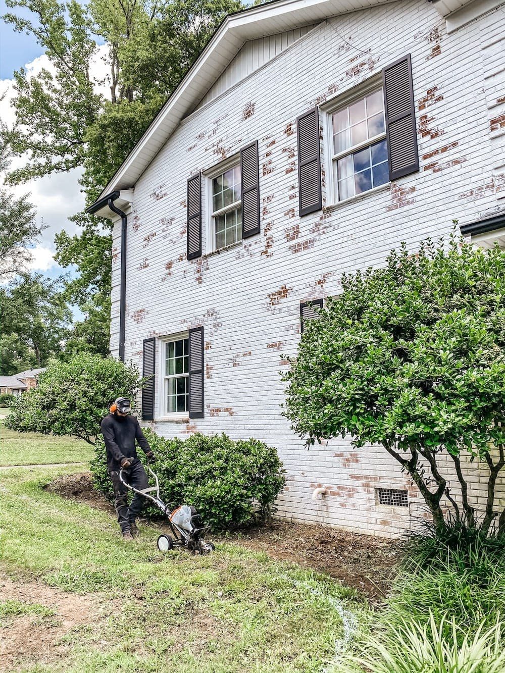 DIY Flower Bed Makeover | A step-by-step DIY tutorial to take your flower beds from drab to fab to increase curb appeal, plus all the best tools to get the job done.
