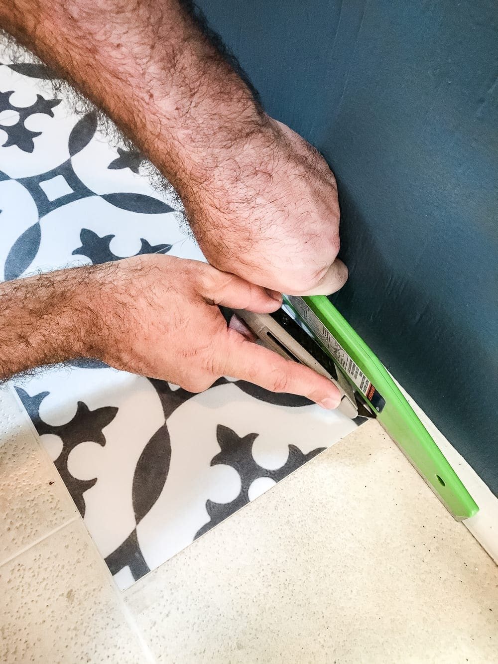 DIY Moroccan Vinyl Tile Floor | unigumushane.com- A DIY tutorial for how to install moroccan peel & stick vinyl tiles. Less messy than paint. Less time-consuming and less expensive than real tile!