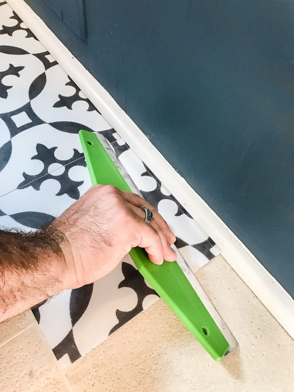 DIY Moroccan Vinyl Tile Floor | unigumushane.com- A DIY tutorial for how to install moroccan peel & stick vinyl tiles. Less messy than paint. Less time-consuming and less expensive than real tile!