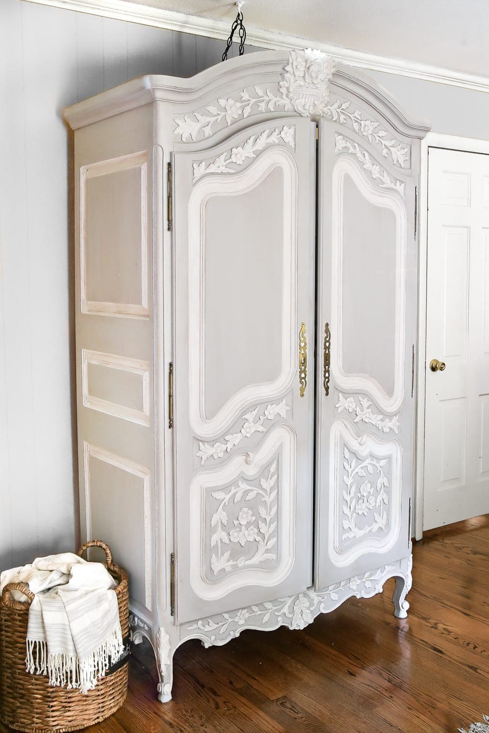 DIY Narnia Wardrobe Reading Nook | unigumushane.com - A plain, thrifted armoire gets a sweet, fairytale-like makeover as a reading nook based on the story of The Lion, the Witch, and the Wardrobe.