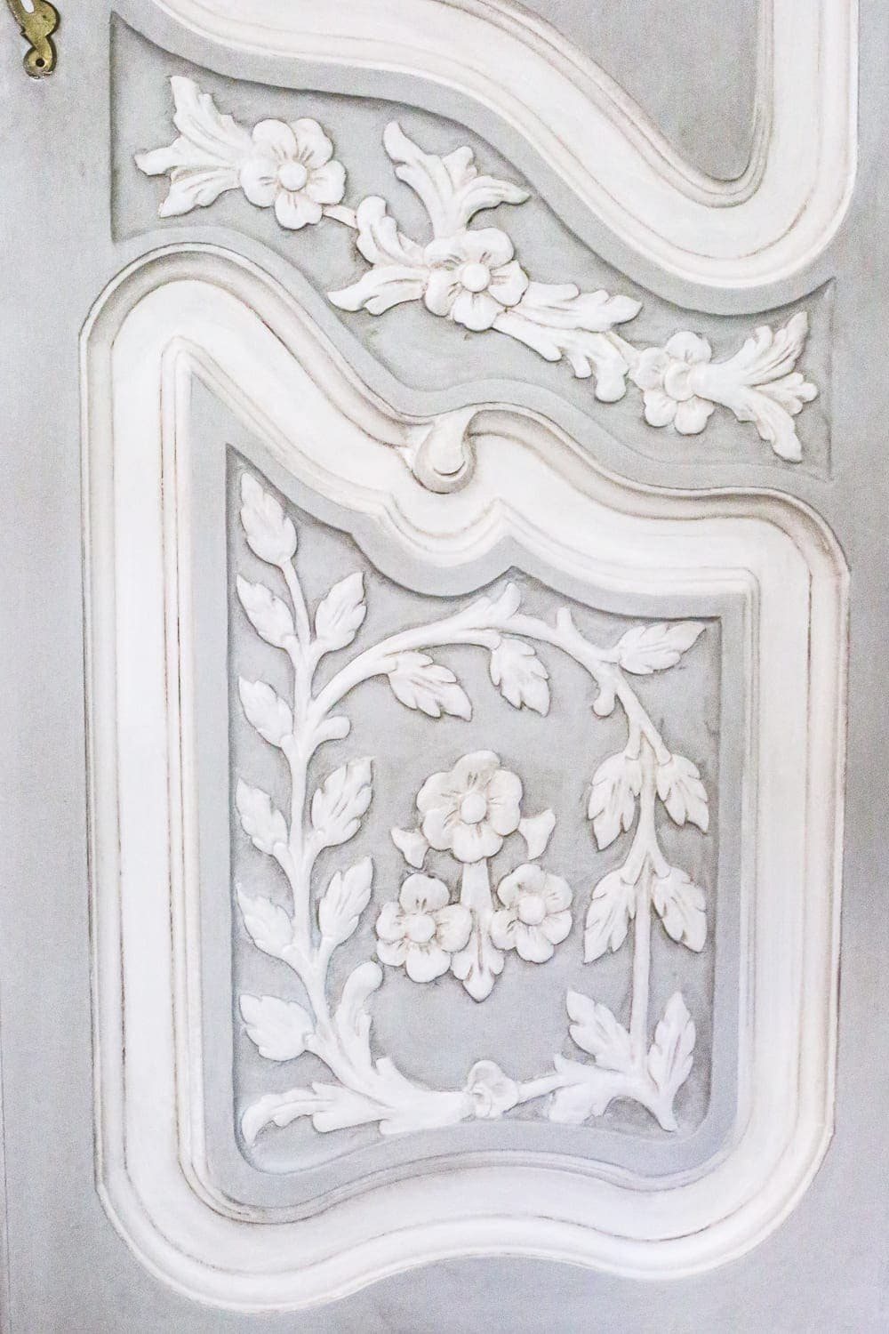 DIY Narnia Wardrobe Reading Nook | unigumushane.com - A plain, thrifted armoire gets a sweet, fairytale-like makeover as a reading nook based on the story of The Lion, the Witch, and the Wardrobe.