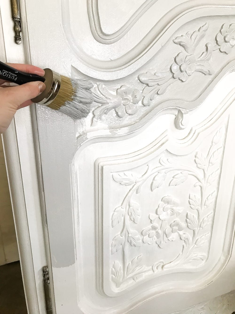 DIY Narnia Wardrobe Reading Nook | unigumushane.com - A plain, thrifted armoire gets a sweet, fairytale-like makeover as a reading nook based on the story of The Lion, the Witch, and the Wardrobe.
