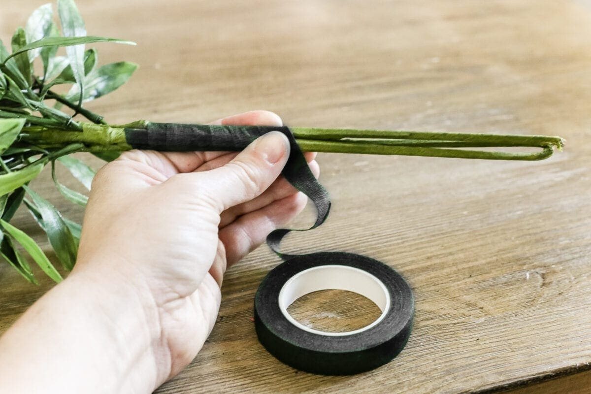 DIY Olive Topiary Trees | unigumushane.com - A 10 minute craft tutorial for how to make an olive topiary tree (or any kind of topiary) inexpensively + 11 DIY summer decor ideas.