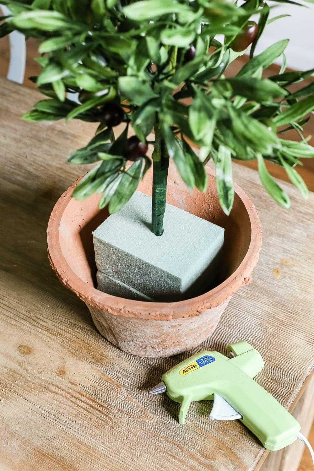 DIY Olive Topiary Trees | unigumushane.com - A 10 minute craft tutorial for how to make an olive topiary tree (or any kind of topiary) inexpensively + 11 DIY summer decor ideas.