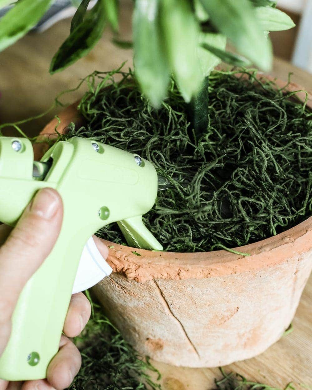 DIY Olive Topiary Trees | unigumushane.com - A 10 minute craft tutorial for how to make an olive topiary tree (or any kind of topiary) inexpensively + 11 DIY summer decor ideas.