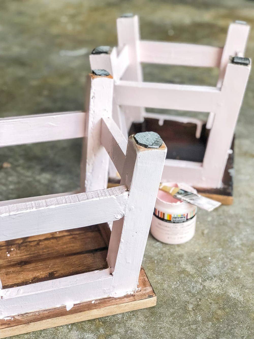 DIY Personalized Step Stools | unigumushane.com - One easy trick to personalize any piece of wood to paint names and designs on signs and furniture inexpensively. #personalizedstepstool #diysign #diymonogram