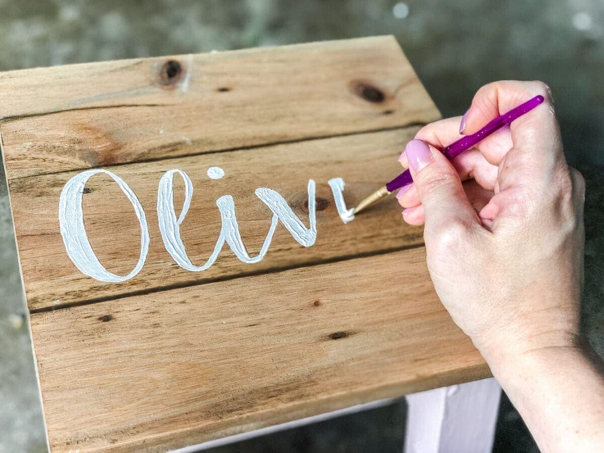 DIY Personalized Step Stools | unigumushane.com - One easy trick to personalize any piece of wood to paint names and designs on signs and furniture inexpensively. #personalizedstepstool #diysign #diymonogram