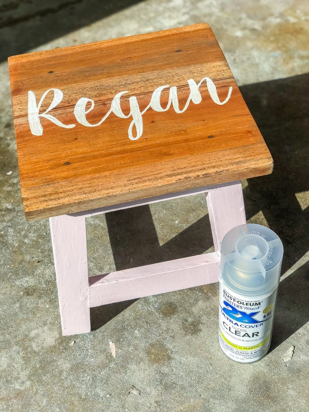 DIY Personalized Step Stools | unigumushane.com - One easy trick to personalize any piece of wood to paint names and designs on signs and furniture inexpensively. #personalizedstepstool #diysign #diymonogram