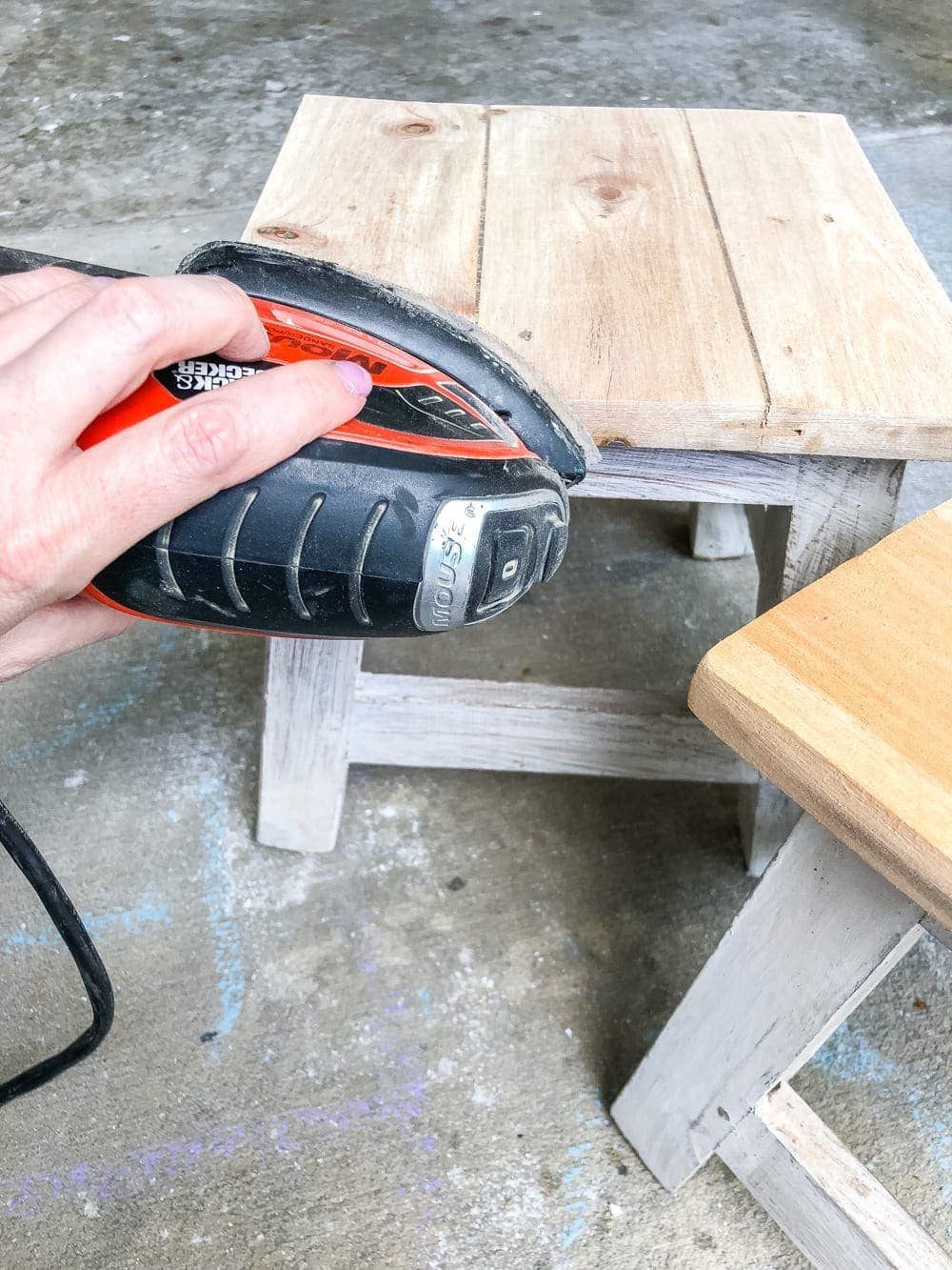 DIY Personalized Step Stools | unigumushane.com - One easy trick to personalize any piece of wood to paint names and designs on signs and furniture inexpensively. #personalizedstepstool #diysign #diymonogram