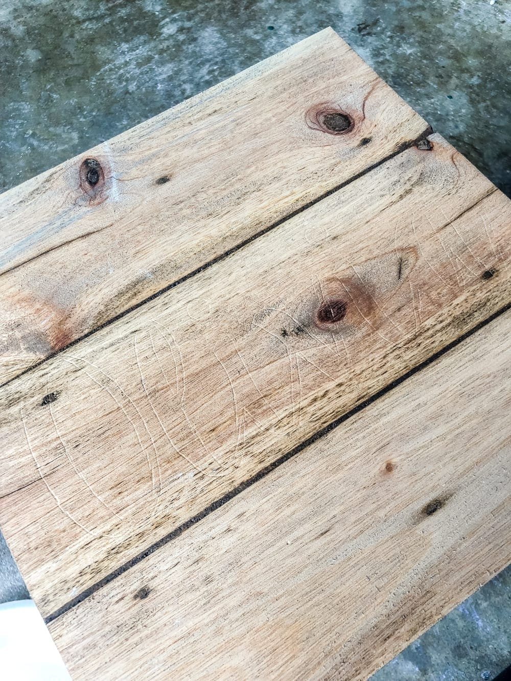 DIY Personalized Step Stools | unigumushane.com - One easy trick to personalize any piece of wood to paint names and designs on signs and furniture inexpensively. #personalizedstepstool #diysign #diymonogram