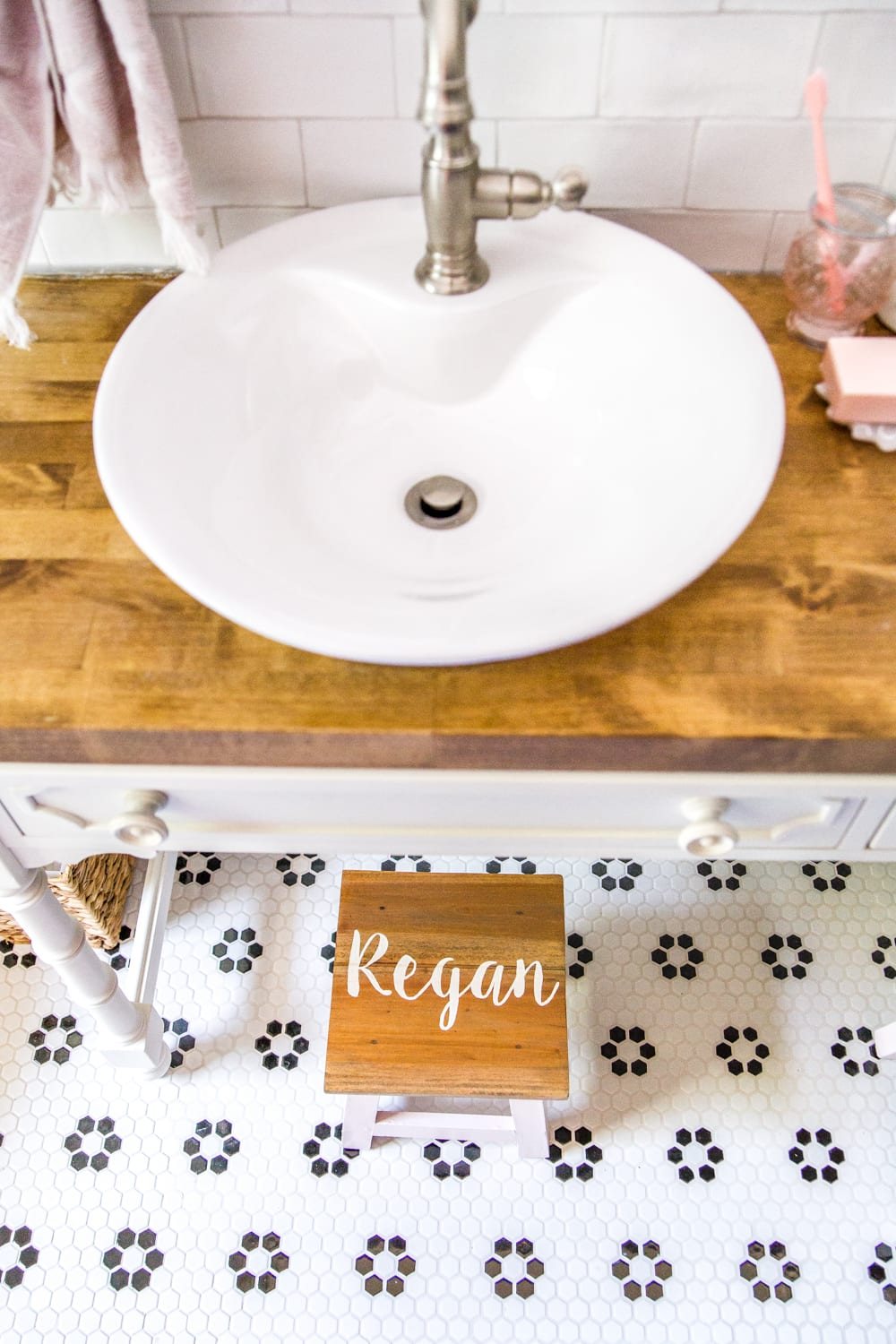 DIY Personalized Step Stools | unigumushane.com - One easy trick to personalize any piece of wood to paint names and designs on signs and furniture inexpensively. #personalizedstepstool #diysign #diymonogram