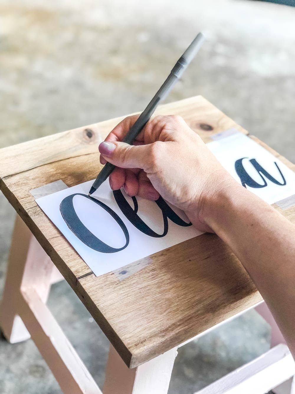 DIY Personalized Step Stools | unigumushane.com - One easy trick to personalize any piece of wood to paint names and designs on signs and furniture inexpensively. #personalizedstepstool #diysign #diymonogram