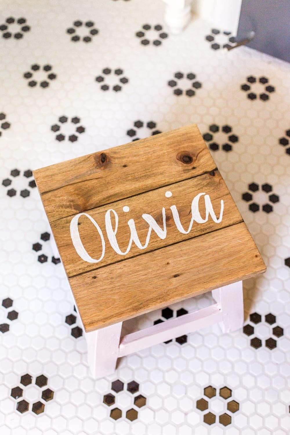 DIY Personalized Step Stools | unigumushane.com - One easy trick to personalize any piece of wood to paint names and designs on signs and furniture inexpensively. #personalizedstepstool #diysign #diymonogram