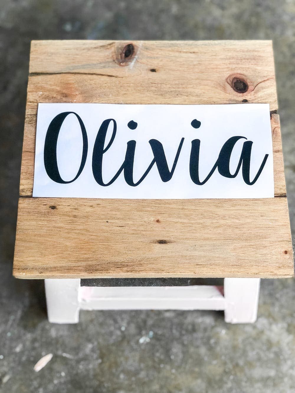 DIY Personalized Step Stools | unigumushane.com - One easy trick to personalize any piece of wood to paint names and designs on signs and furniture inexpensively. #personalizedstepstool #diysign #diymonogram