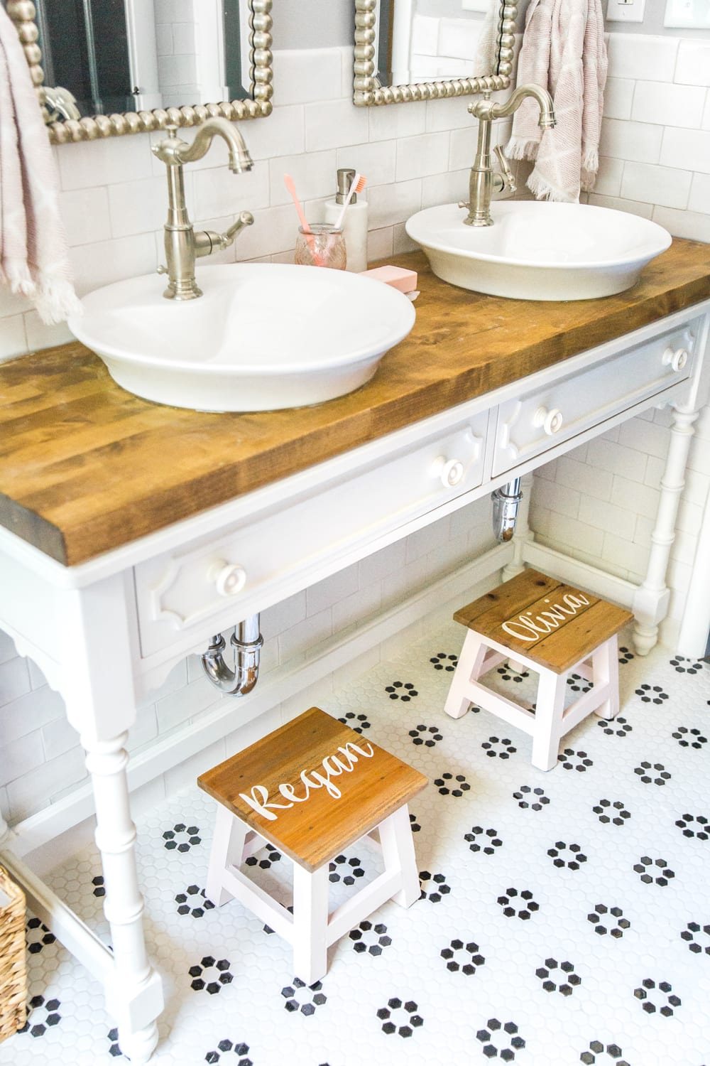 DIY Personalized Step Stools | unigumushane.com - One easy trick to personalize any piece of wood to paint names and designs on signs and furniture inexpensively. #personalizedstepstool #diysign #diymonogram