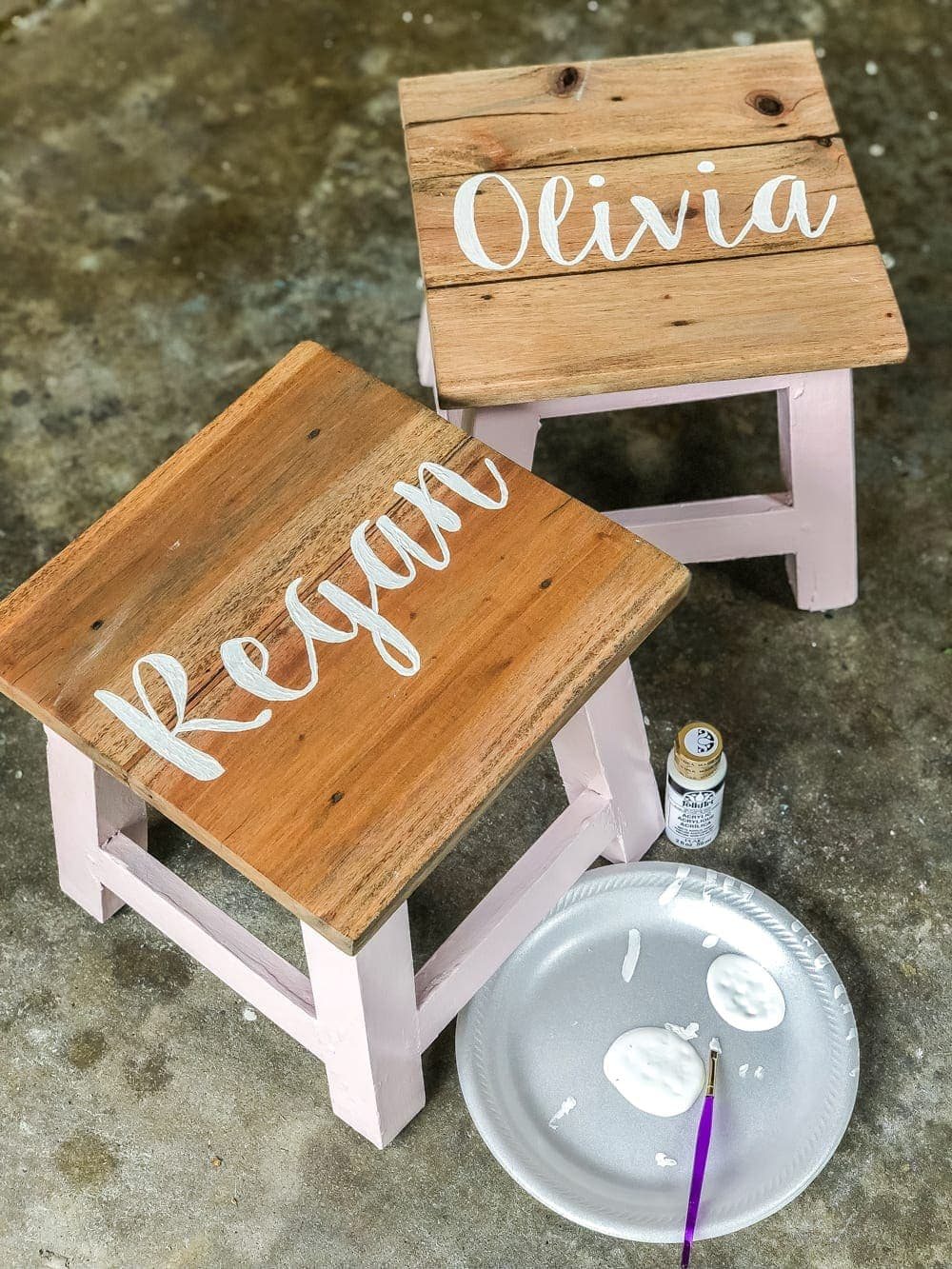 DIY Personalized Step Stools | unigumushane.com - One easy trick to personalize any piece of wood to paint names and designs on signs and furniture inexpensively. #personalizedstepstool #diysign #diymonogram