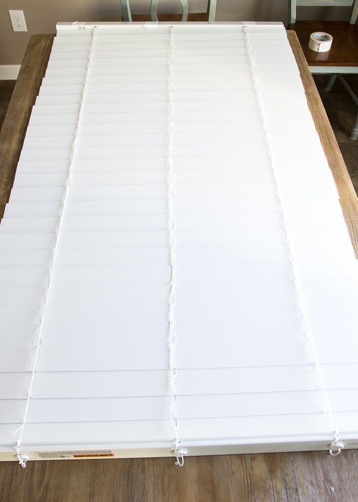 DIY Burlap Roman Shades from Blinds | unigumushane.com - A beautiful way to make pricey looking window shades for cheap!
