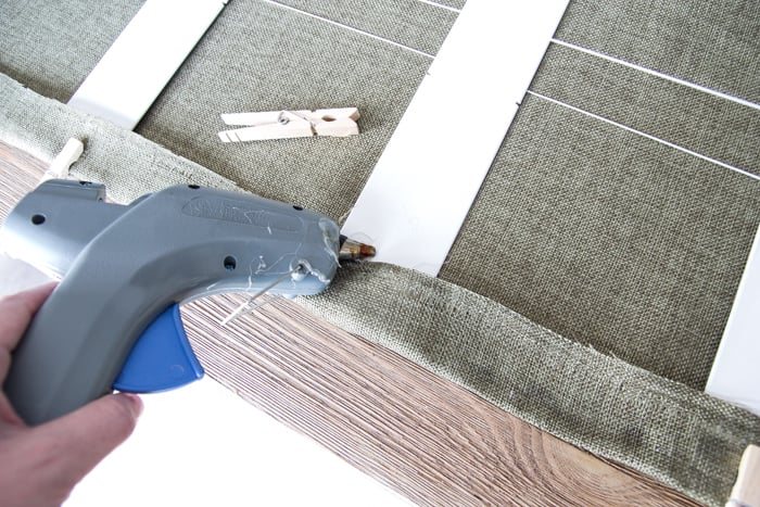 DIY Burlap Roman Shades from Blinds | unigumushane.com - A beautiful way to make pricey looking window shades for cheap!