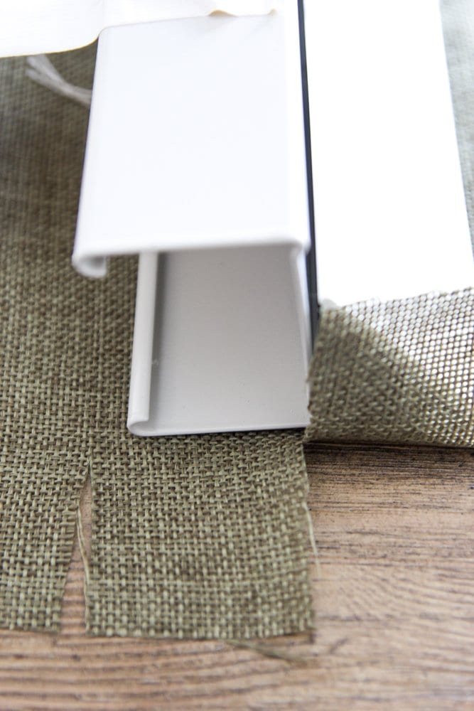 DIY Burlap Roman Shades from Blinds | unigumushane.com - A beautiful way to make pricey looking window shades for cheap!