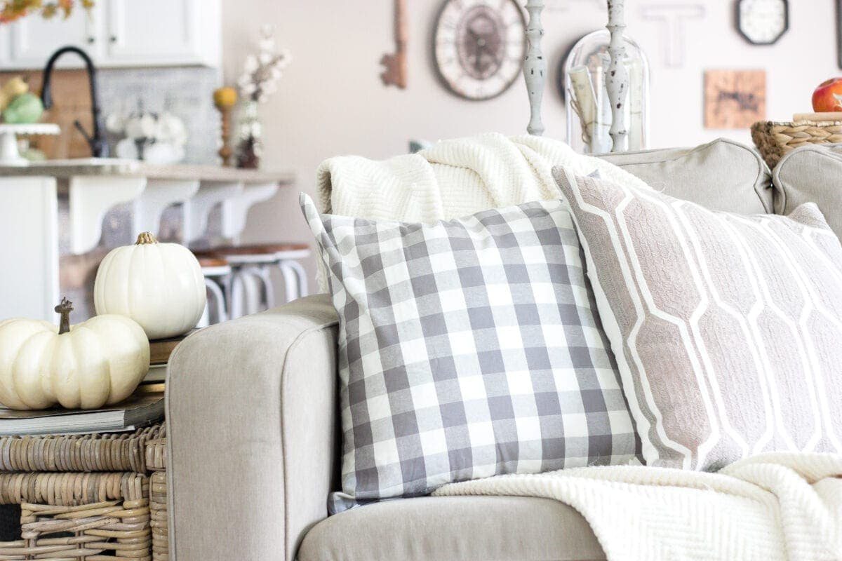 Fall Home Tour 2016 | unigumushane.com - Tips and tricks for how to incorporate fall decor easily and inexpensively in your home.