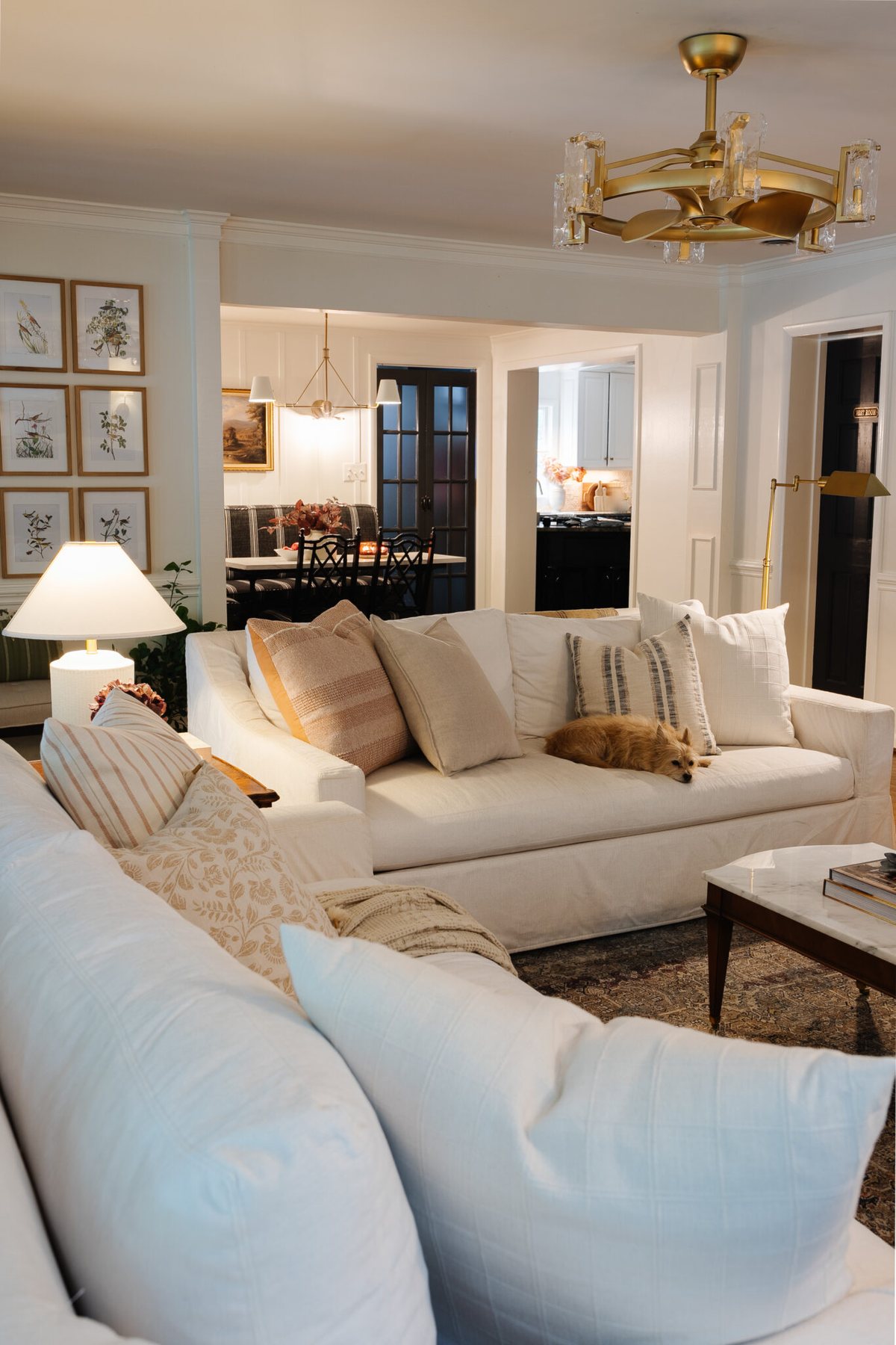 fall living room decor ideas with lamps and soft lighting