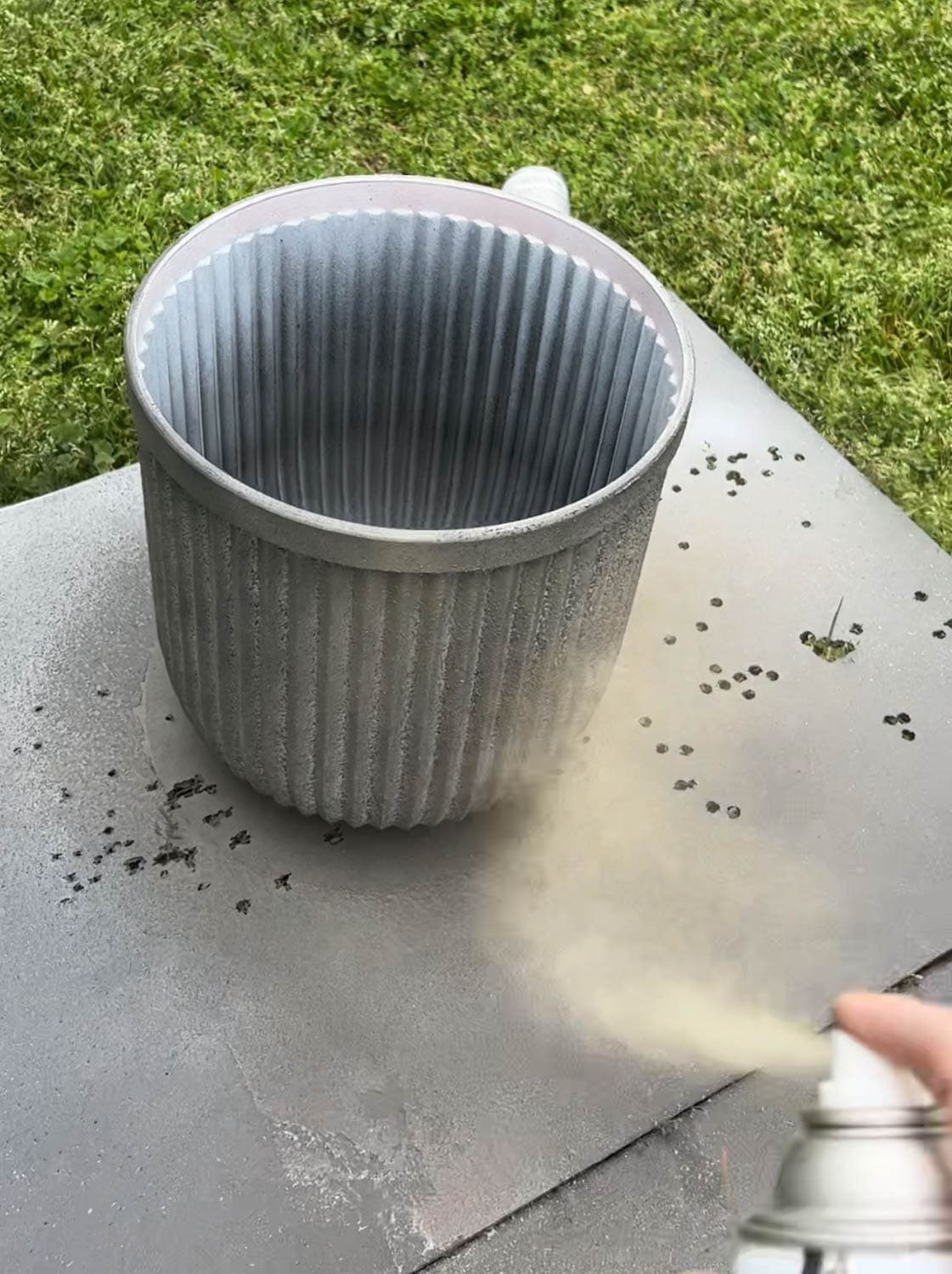 spray painting outdoor planters to look like concrete