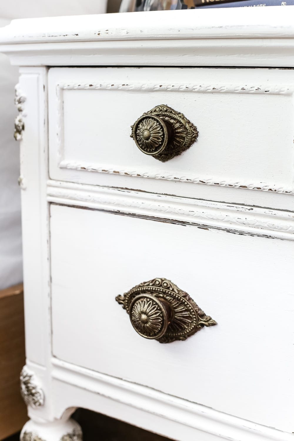 Faux Gilded Nightstands | unigumushane.com - A pair of old, broken wooden nightstands gets a bright white, French-inspired facelift with a faux gilded bronze finish.