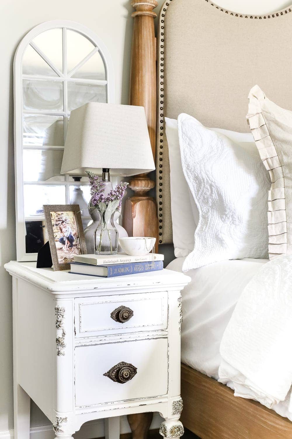 Faux Gilded Nightstands | unigumushane.com - A pair of old, broken wooden nightstands gets a bright white, French-inspired facelift with a faux gilded bronze finish.