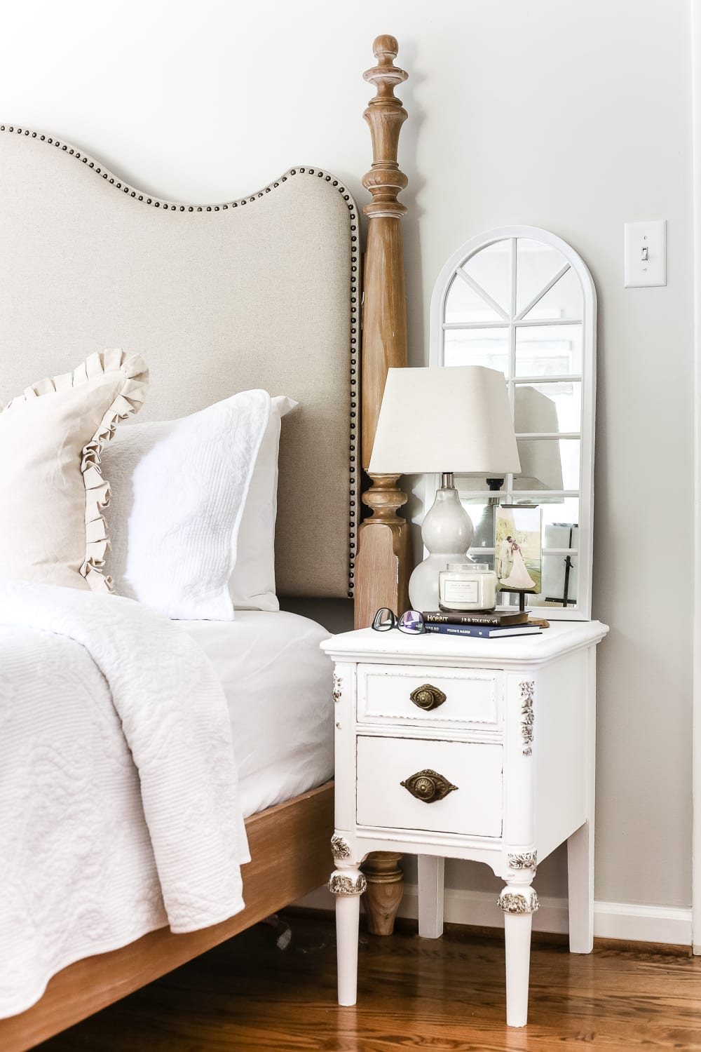 Faux Gilded Nightstands | unigumushane.com - A pair of old, broken wooden nightstands gets a bright white, French-inspired facelift with a faux gilded bronze finish.