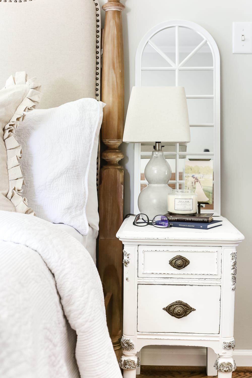 Faux Gilded Nightstands | unigumushane.com - A pair of old, broken wooden nightstands gets a bright white, French-inspired facelift with a faux gilded bronze finish.