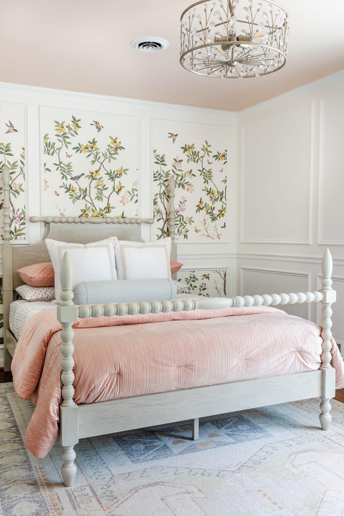 18 Favorite Modern Vintage Beds for a Low Budget