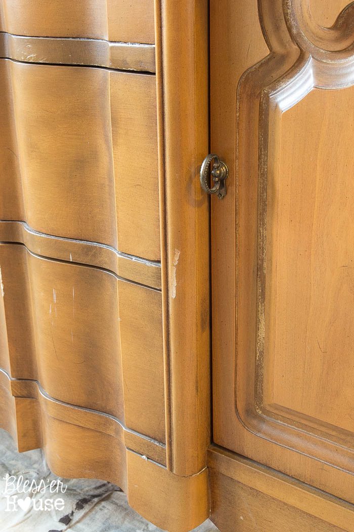 French Provincial China Cabinet Makeover in 2 Easy Steps | unigumushane.com