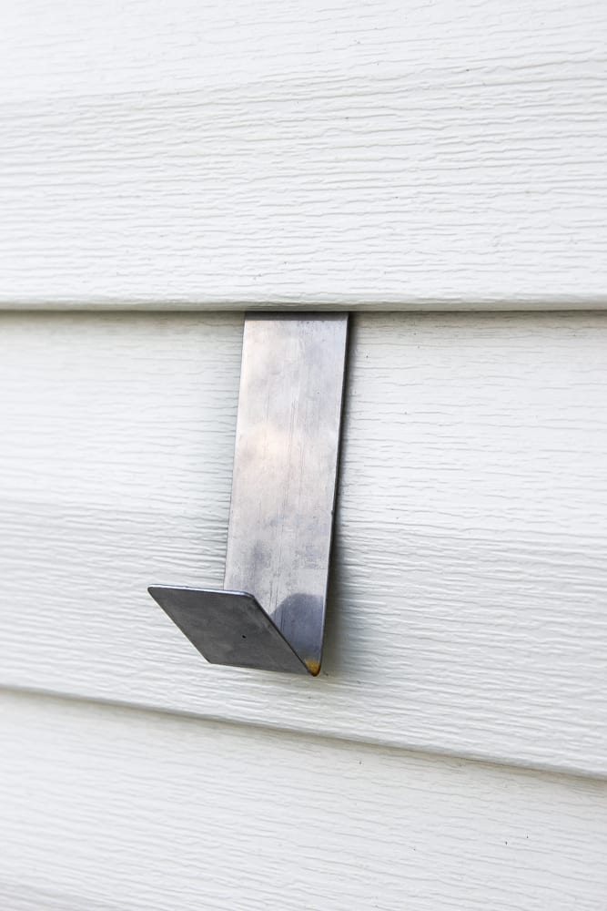 How to Hang Decor on Siding With No Damage | unigumushane.com - Good tip for making outdoor siding look not so naked!