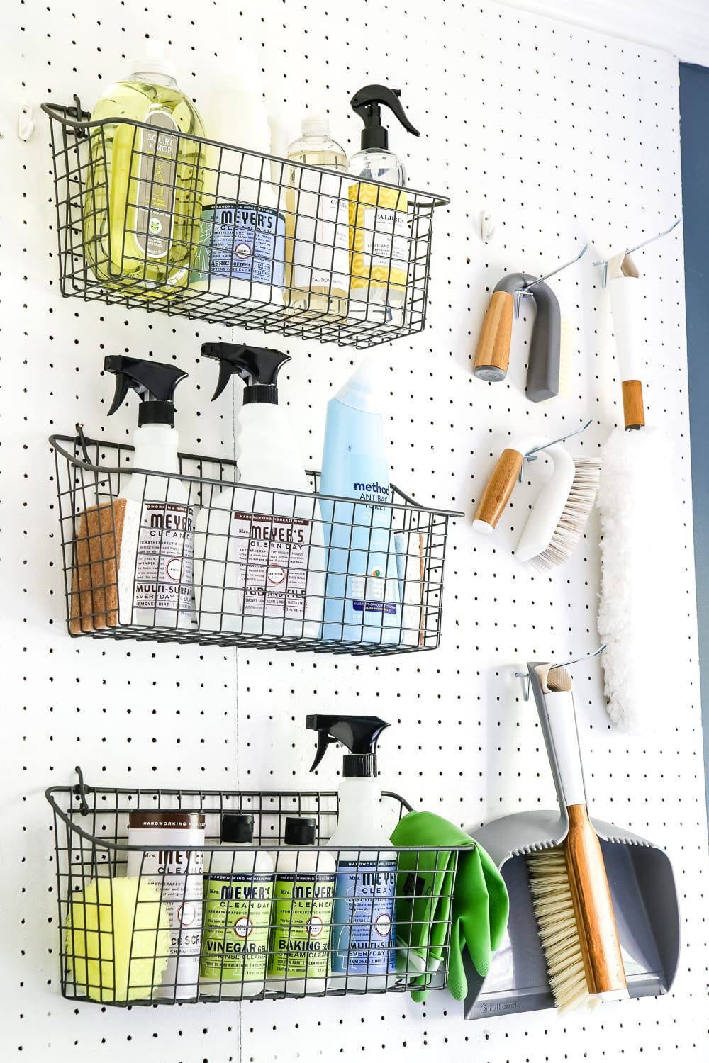 High Contrast Laundry Room Makeover | unigumushane.com - A dingy and dated laundry room gets a high contrast navy and white makeover packed with organizational strategies and budget-conscious DIY projects.