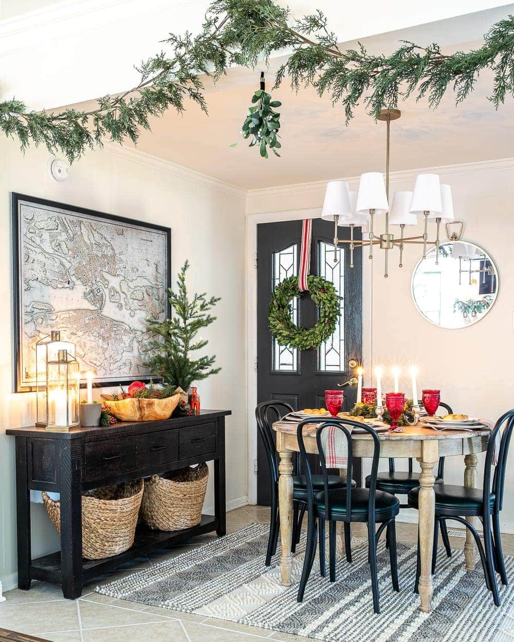 Christmas decor ideas | real looking artificial garland and mistletoe in a breakfast nook decorated for the holidays