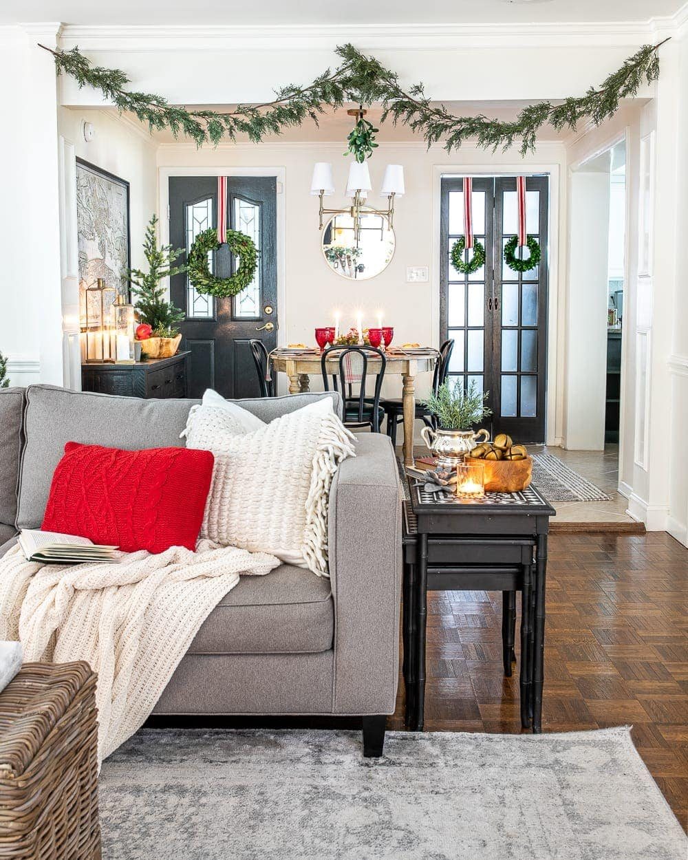 Christmas decor ideas | Christmas living room with real looking fake garland and mistletoe and cozy breakfast nook