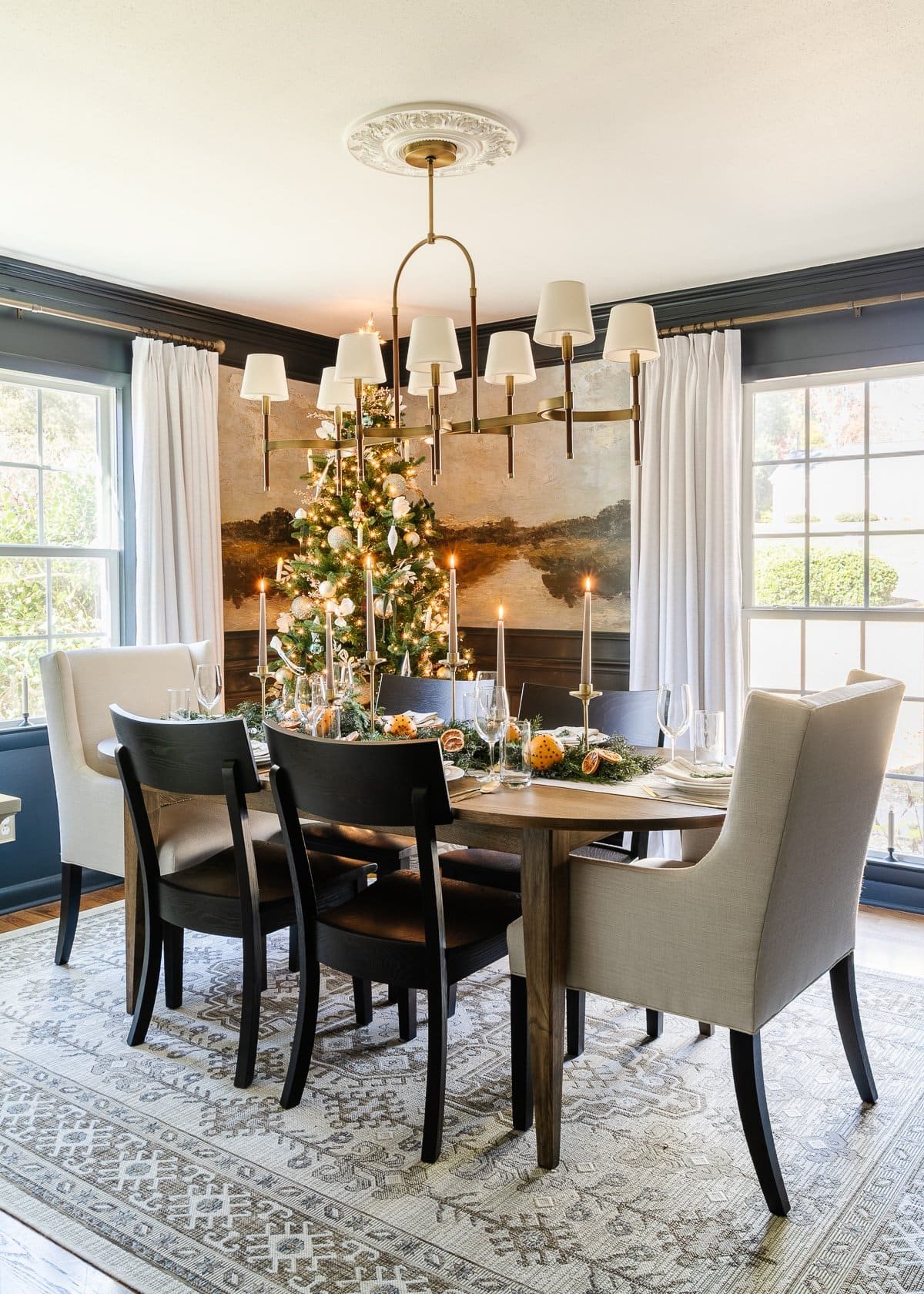 classic Christmas decor ideas in a dining room