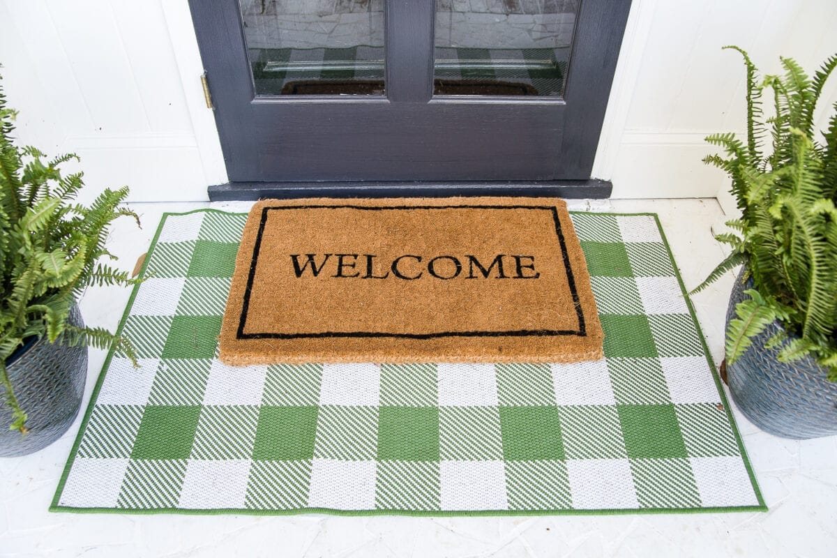 4 easy steps to decorate a small porch stoop for spring to make any home more welcoming for guests. #springporch #smallporch #porchstoop