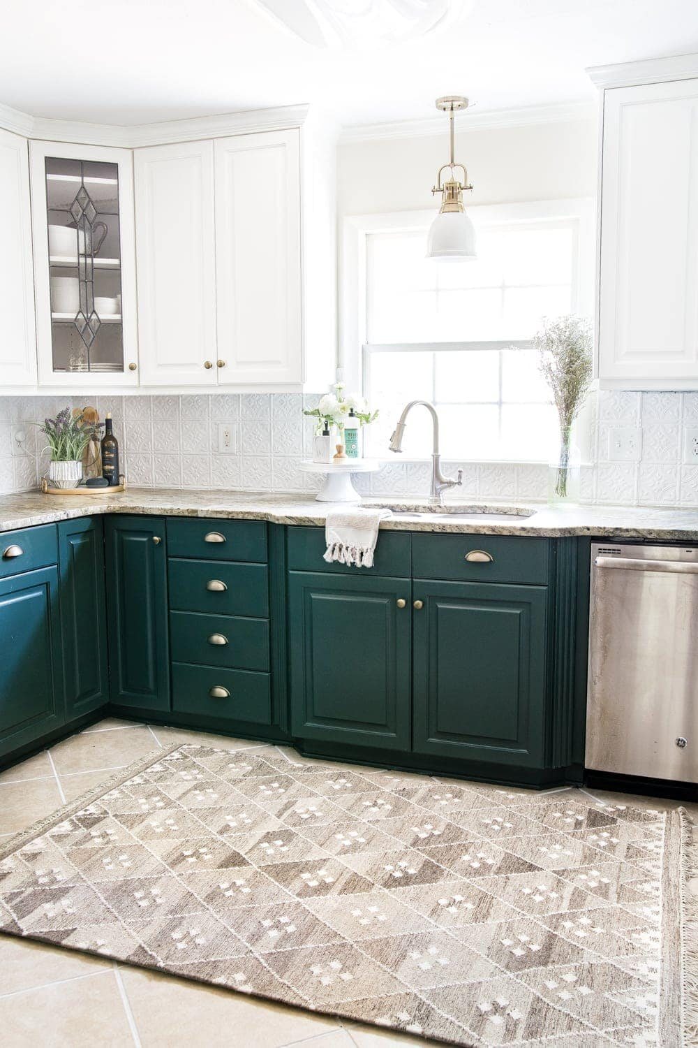 6 steps to find your decorating style by examining your personality, your lifestyle, your inspirations, and what you already own to create the home you love. #decoratingstyle #findyourdecoratingstyle