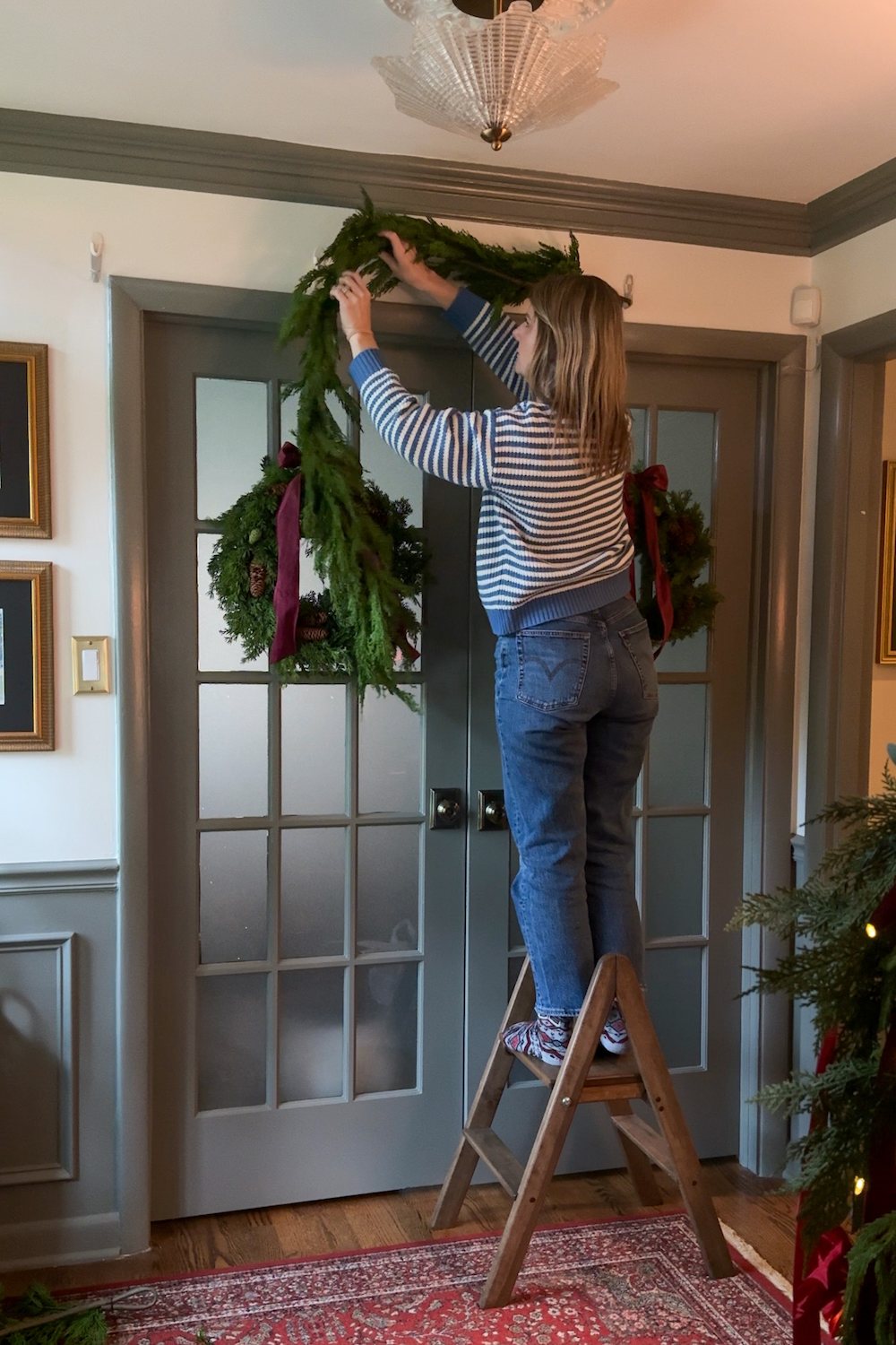how to hang doorway garland inside with no damage for Christmas