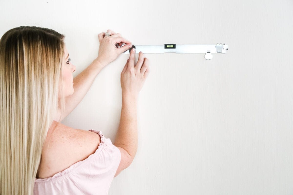 How to Hang Heavy Wall Decor Without Studs | unigumushane.com - One handy little tool to use when hanging heavy wall decor on drywall that's not on a stud. (With little damage and an easy way to level!)