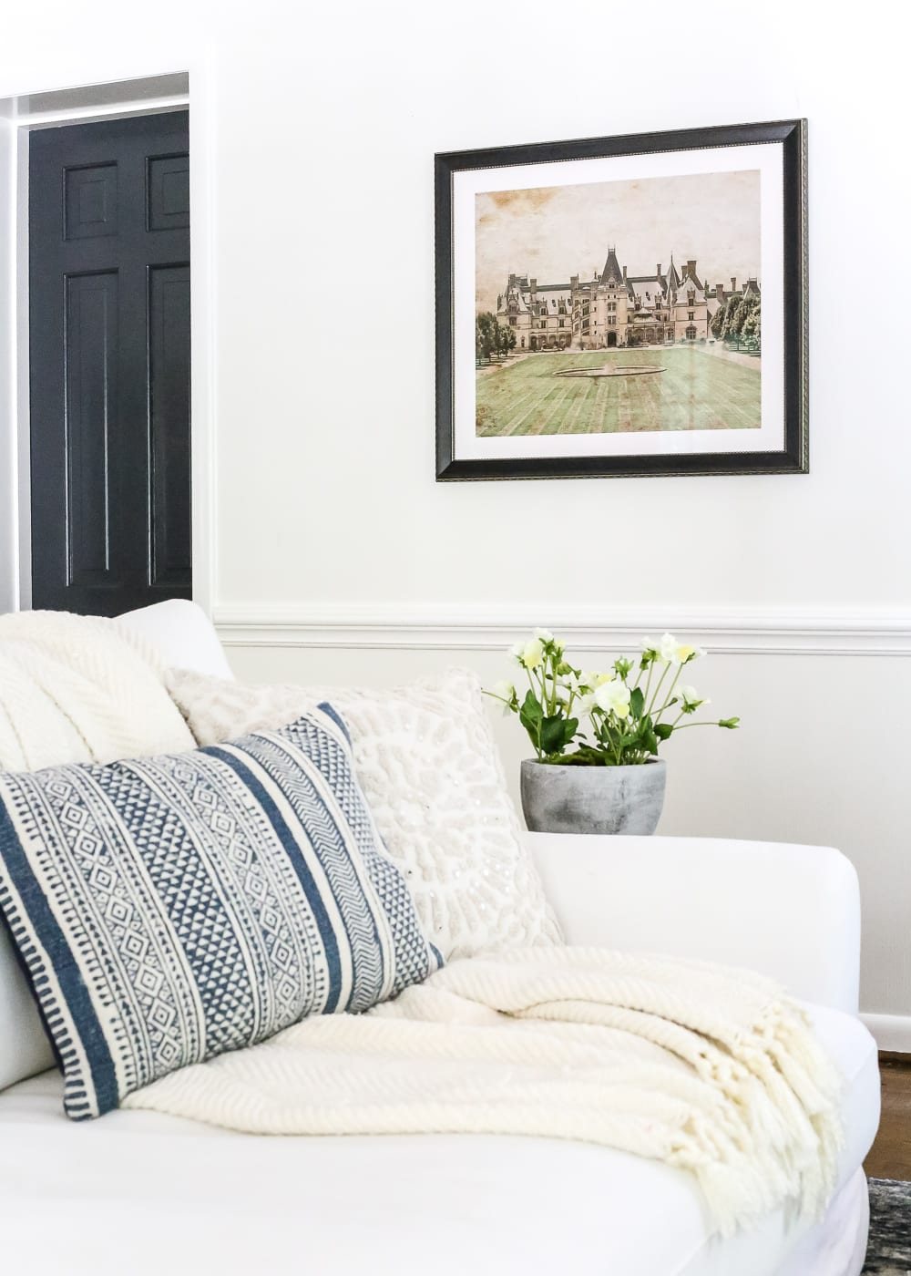 How to Hang Heavy Wall Decor Without Studs | unigumushane.com - One handy little tool to use when hanging heavy wall decor on drywall that's not on a stud. (With little damage and an easy way to level!)