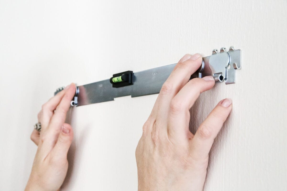 How to Hang Heavy Wall Decor Without Studs | unigumushane.com - One handy little tool to use when hanging heavy wall decor on drywall that's not on a stud. (With little damage and an easy way to level!)