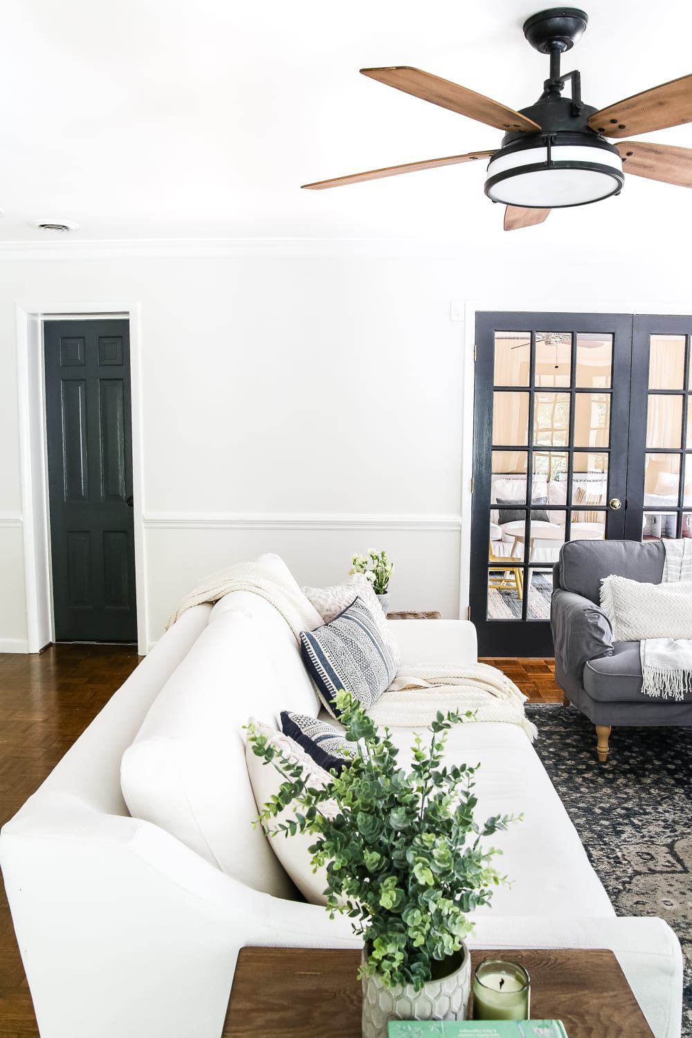 How to Hang Heavy Wall Decor Without Studs | unigumushane.com - One handy little tool to use when hanging heavy wall decor on drywall that's not on a stud. (With little damage and an easy way to level!)