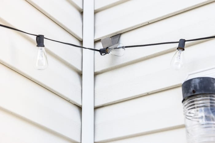 How to Hang Decor on Siding With No Damage | unigumushane.com - Good tip for making outdoor siding look not so naked!