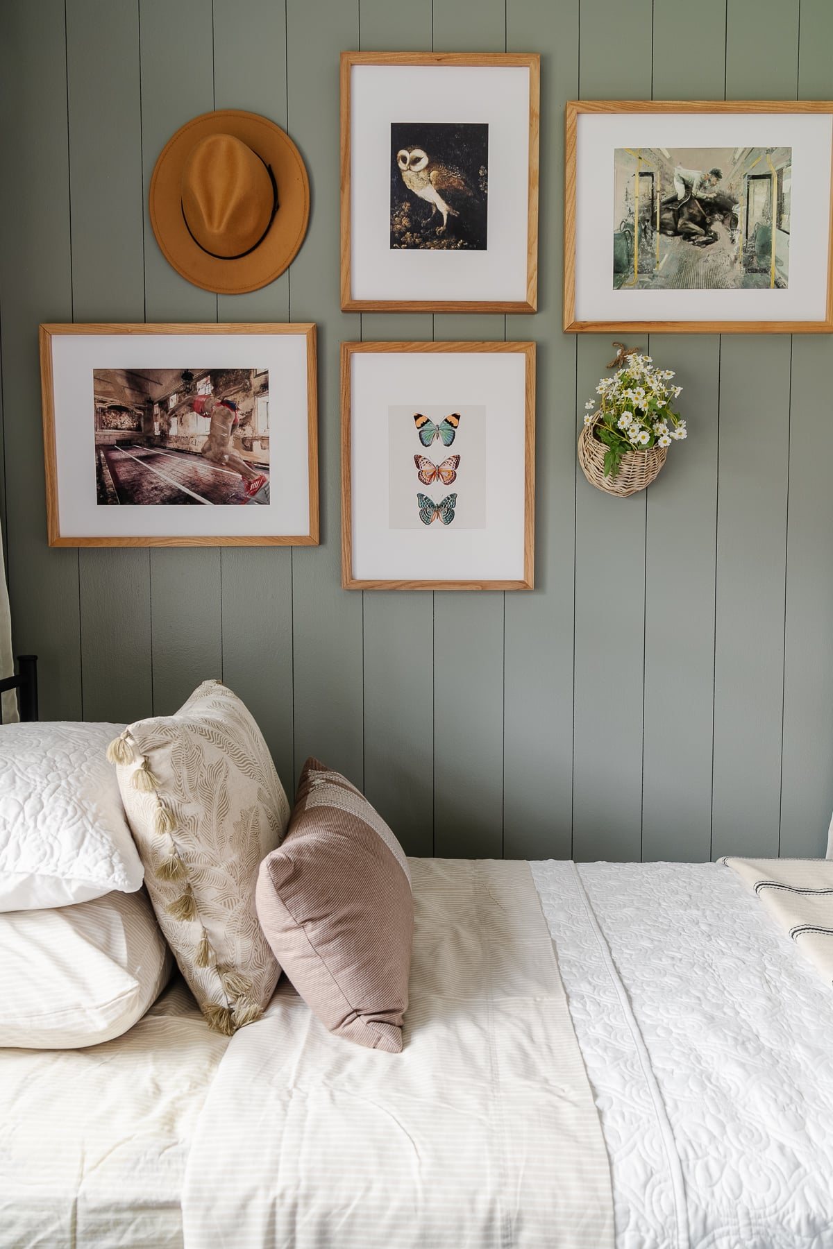 how to arrange pictures in a gallery wall