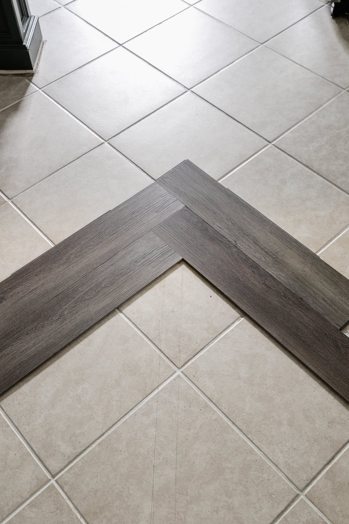 4 LVP floor pieces to mark the starting point for installation